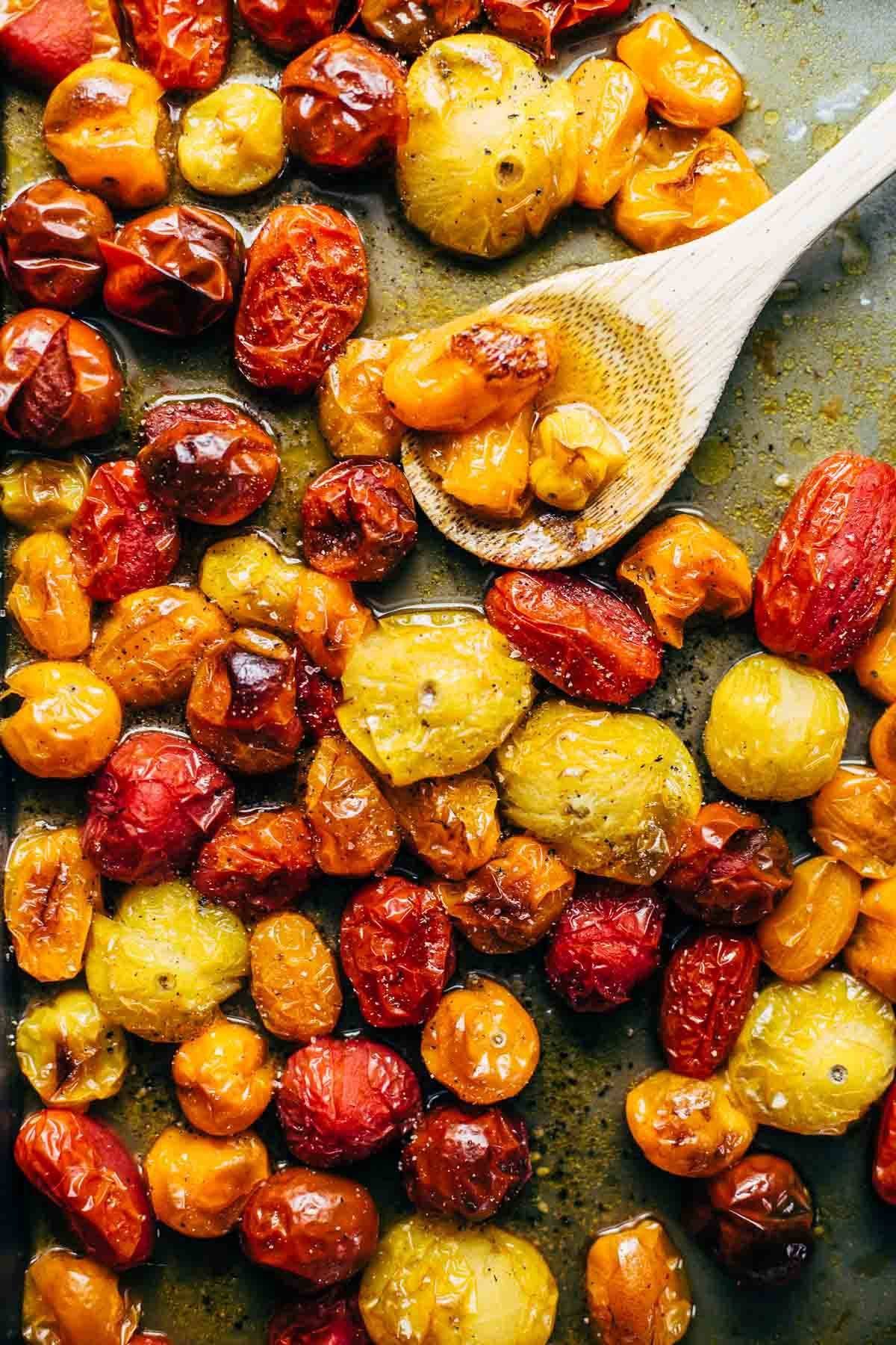 Roasted Tomatoes with Goat Cheese Polenta! Fresh, juicy tomatoes, vibrant green spinach, and a creamy goat cheese polenta! | pinchofyum.com Roasted Tomatoes with Goat Cheese Polenta! Fresh, juicy tomatoes, vibrant green spinach, and a creamy goat cheese polenta! | pinchofyum.com